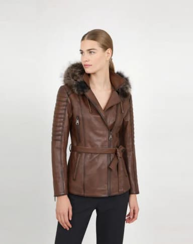 AI kıyafet try-on sonucu — manken üzerinde kahverengi mont